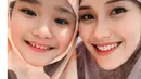 Ayu Ting Ting juga pernah memamerkan potret selfienya bersama Bilqis mengenakan mukena. Ayu Ting Ting memilih mukena cokelat dengan detail lace, sedangkan Bilqis tampil gemas mengenakan mukena oranye yang bercorak. [Foto: Instagram/ayutingting92]