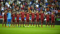 The Spanish team lines up before their Euro 2016 Group C qualification soccer match against Luxembourg in Logrono, Spain October 9, 2015. REUTERS/Vincent West