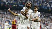 Para pemain Real Madrid merayakan gol yang dicetak oleh Mariano Diaz ke gawang AS Roma pada laga Liga Champions di Stadion Santiago Bernabeu, Madrid, Rabu (19/9/2018). Real Madrid menang 3-0 atas AS Roma. (AP/Manu Fernandez)