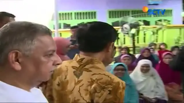 Presiden Joko Widodo berikan paket sembako Ramadan gratis kepada ratusan warga Rawa Bebek