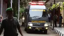 Mobil ambulans pembawa kantong jenazah pascakecelakaan pesawat Lion Air JT 610 tiba RS Polri, Kramat Jati, Jakarta, Selasa (30/10). Pesawat Lion Air JT 610  yang jatuh di Karawang buatan tahun 2018. (Liputan6.com/Immanuel Antonius)