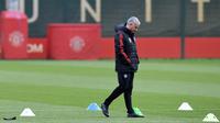Pelatih Manchester United, Jose Mourinho, usai memimpin latihan di kompleks latihan dekat Carrington, Manchester, Selasa (21/11/2017). MU akan melawan Basel pada lanjutan Liga Champions. (AFP/Paul Ellis)