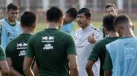 Pelatih Timnas Indonesia U-23, Indra Sjafri, saat latihan jelang SEA Games 2019 di Lapangan ABC, Senayan, Jakarta, Kamis (3/10). Latihan kali ini Timnas fokus dalam memperbaiki taktik dalam bertahan. (Bola.com/M Iqbal Ichsan)