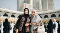 7 Model Batik Umroh Artis Terbaru 2025, Tampil Anggun &amp; Trendi di Tanah Suci