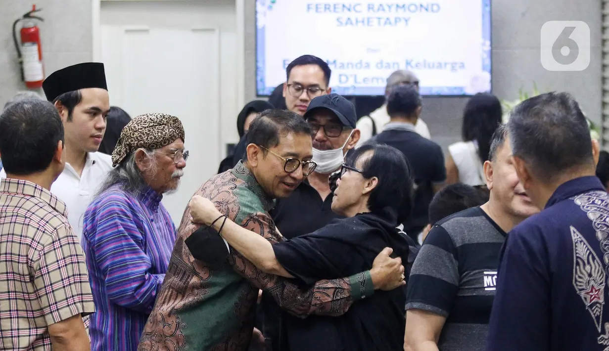 Menteri Kebudayaan Republik Indonesia, Fadli Zon (kiri tengah) saat melayat mendiang Ray Sahetapy di Rumah Duka Sentosa Rumah Sakit Pusat Angkatan Darat (RSPAD), Jakarta, Rabu (2/4/2025). (Liputan6.com/Herman Zakharia)