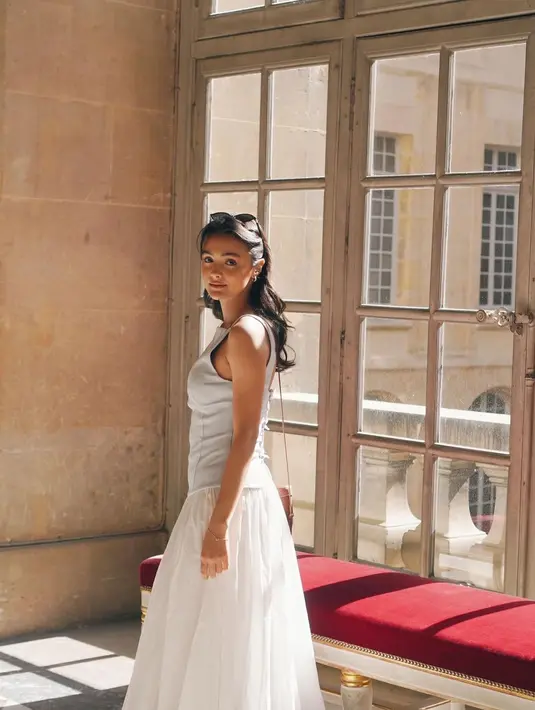 Kunjungi Versailles Palace, Amanda Rawless tampil warga lokal dengan atasan berpita dan rok panjang [@amandarawles]