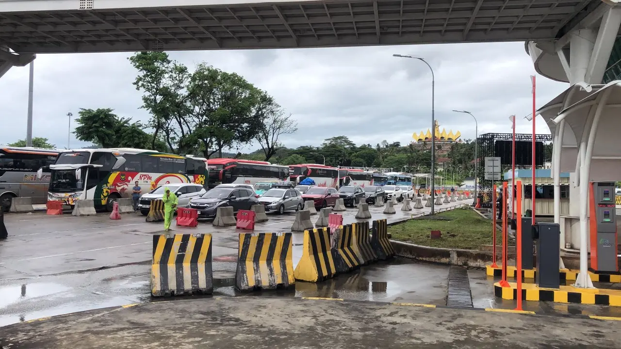PT ASD Bakauheni memberlakukan pembatasan tiket penyeberangan buntut cuaca ekstrem yang terus terjadi. Foto: (Istimewa).
