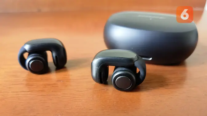 <p>Buds Bose Ultra Open Ear hadir dengan desain unik. Bose mengklaim pihaknya memanfaatkan sistem clip-on ergonomis berteknologi Flex band yang didesain demi menciptakan rasa nyaman pada telinga (Liputan6.com/ Agustin Setyo Wardani)</p>