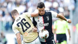 Striker Juventus, Cristiano Ronaldo, berebut bola dengan pemain SPAL, Jacopo Sala, pada laga Serie A di Stadion Allianz, Sabtu (28/9). Juventus menang 2-0 atas SPAL.  (AP/Alessandro Di Marco)