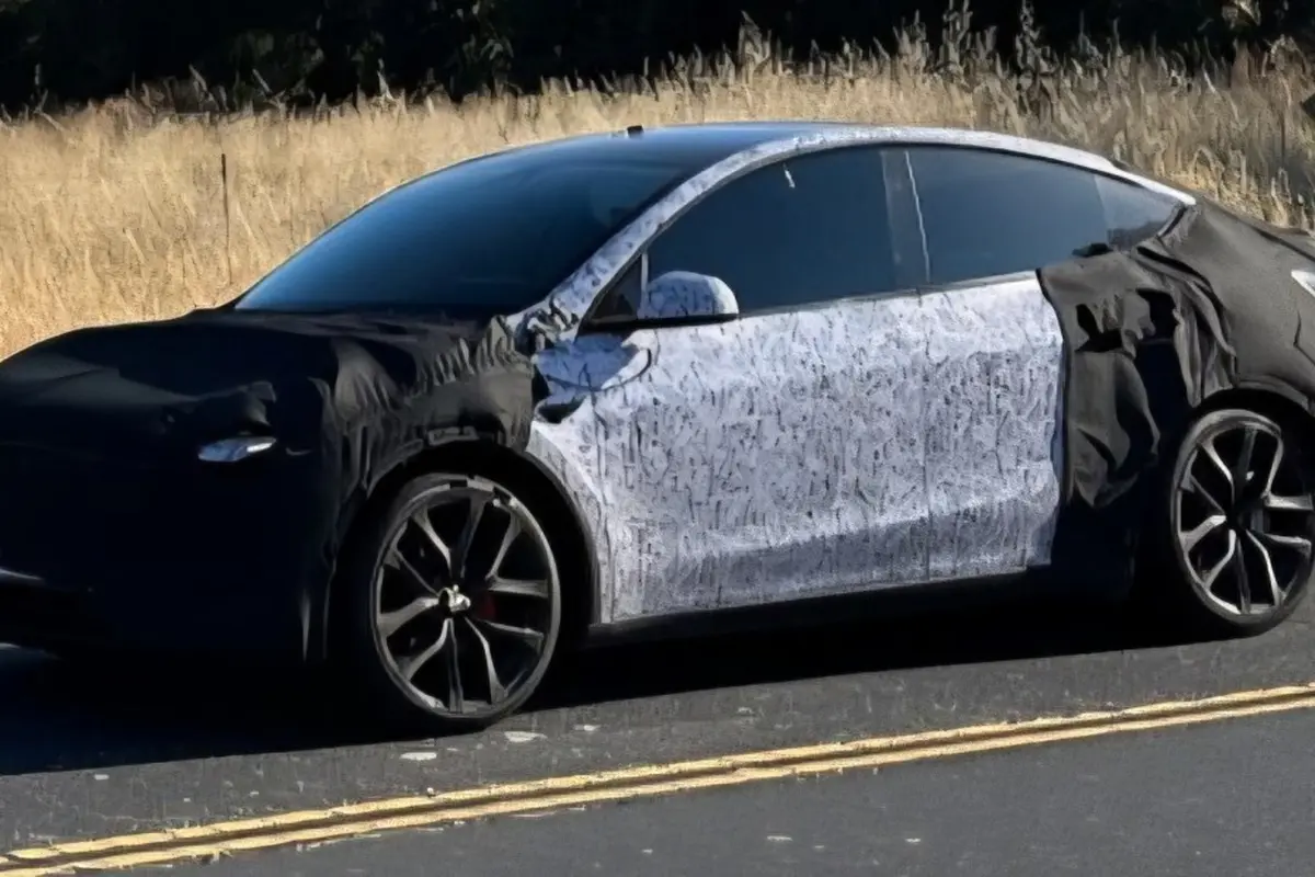 Model Y dengan balutan kamuflase tertangkap kamera sedang diuji di sekitar markas teknik Tesla di Palo Alto, California (Arenaev)