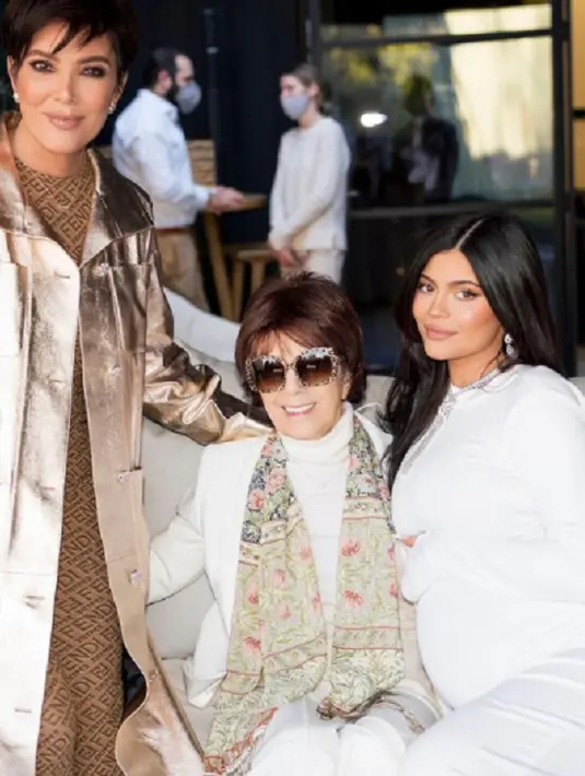 Ini adalah foto terbaru Kylie Jenner dengan baby bump, tepat sebelum ia melahirkan anak keduanya. Berpose bersama Kris dan Caitlyn Jenner, Kylie tampil mengenakan long sleeve dress berwarna putih polos. Riasan makeup netral dan tatanan rambut yang dibiarkan tergerai mempermanis tampilannya.