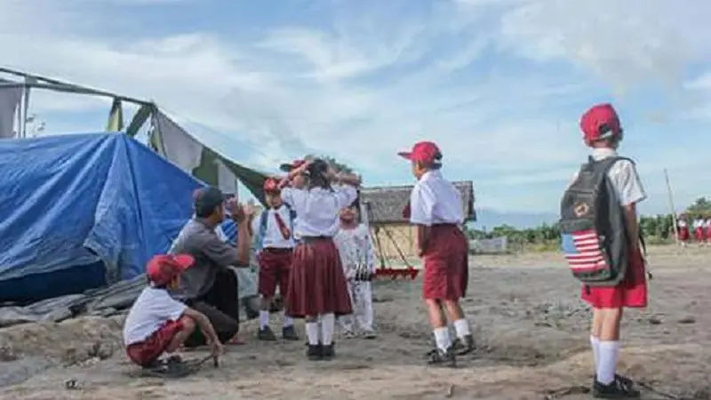 Siswa Korban Sinabung Berpanas-panasan di Hari Pertama Sekolah