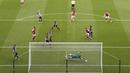Pemain Arsenal, Mohamed Elneny, mencetak gol ke gawang Newcastle United pada laga Liga Inggris di Stadion St James' Park, Minggu (2/5/2021). Arsenal menang dengan skor 2-0. (Stu Forster/Pool via AP)