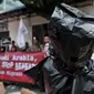 Pengunjuk rasa menggelar aksi solidaritas di depan Kedutaan Besar Arab Saudi Arab Saudi, Jakarta Selatan, Selasa (20/3). Eksekusi terhadap Zaini Misrin dianggap sebagai bentuk pelanggaran Hak Asasi Manusia. (Merdeka.com/Iqbal S. Nugroho)