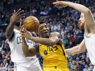 Pemain Utah Jazz, Donovan Mitchell (45) berusaha melewati adangan para pemain Boston Celtics pada lanjutan NBA basketball game di TD Garden, Boston, (15/12/2017). Utah Jazz menang 107-95. (AP/Michael Dwyer)
