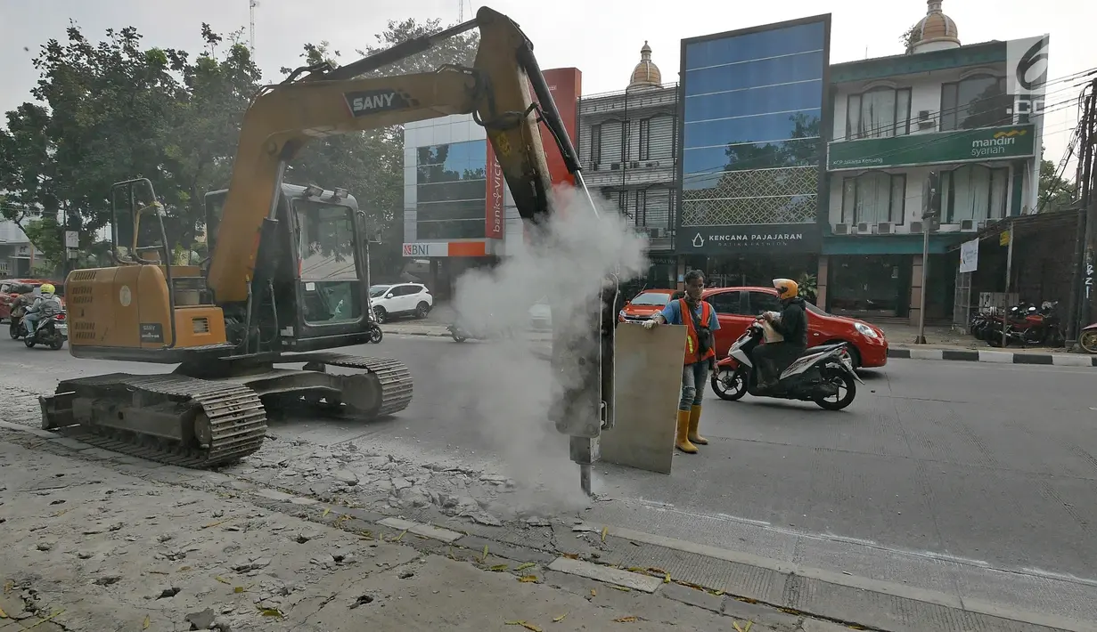 Pekerja menyelesaikan proyek revitalisasi trotoar di kawasan Kemang, Jakarta, Jumat (29/6/2019). Kepala Dinas Binamarga DKI Jakarta mengatakan anggaran pembenahan trotoar Kemang dan Jalan Prof Doktor Satrio Jakarta Selatan capai Rp 100 miliar. (Liputan6.com/Herman Zakharia)