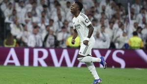 Winger Real Madrid, Vinicius Junior, menyumbangkan satu gol saat timnya meraih kemenangan besar 6-1 atas AS Monaco pada laga ketujuh league phase Liga Champions musim ini di Santiago Bernabeu, Rabu (21/01/2026) dini hari WIB. (AFP/Pierre-Philippe MARCOU)
