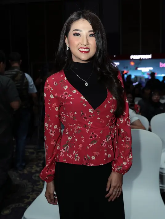 Lantas bagaimana komentar Sarwendah, terkait pertemanan suaminya dengan pelatun lagu Sambalado tersebut. Ditemui di kawasan Thamrin, Rabu (12/7) Wendah menegaskan suaminya tidak ada masalah dengan Ayu Ting Ting. (Deki Prayoga/Bintang.com)
