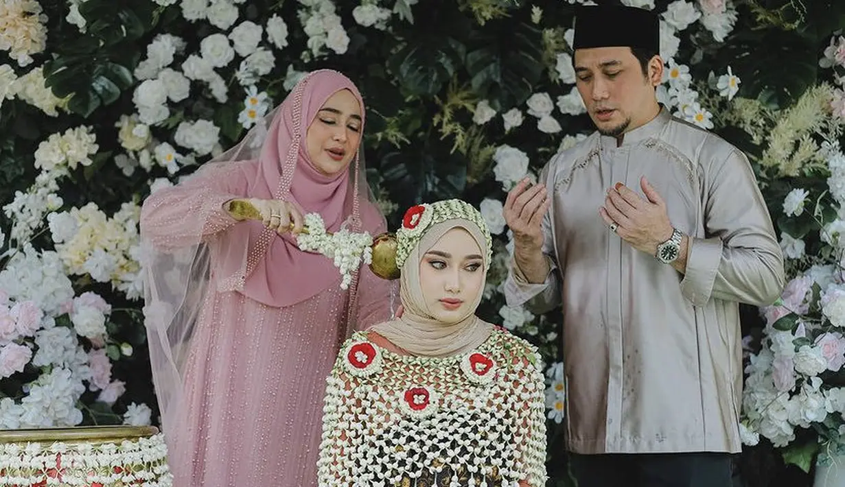Saat siraman, ia tampil memukau dengan makeupnya. Dengan menggunakan melati ronce untuk menutupi tubuh dan hiasan kepalanya.  @nandito_photography.