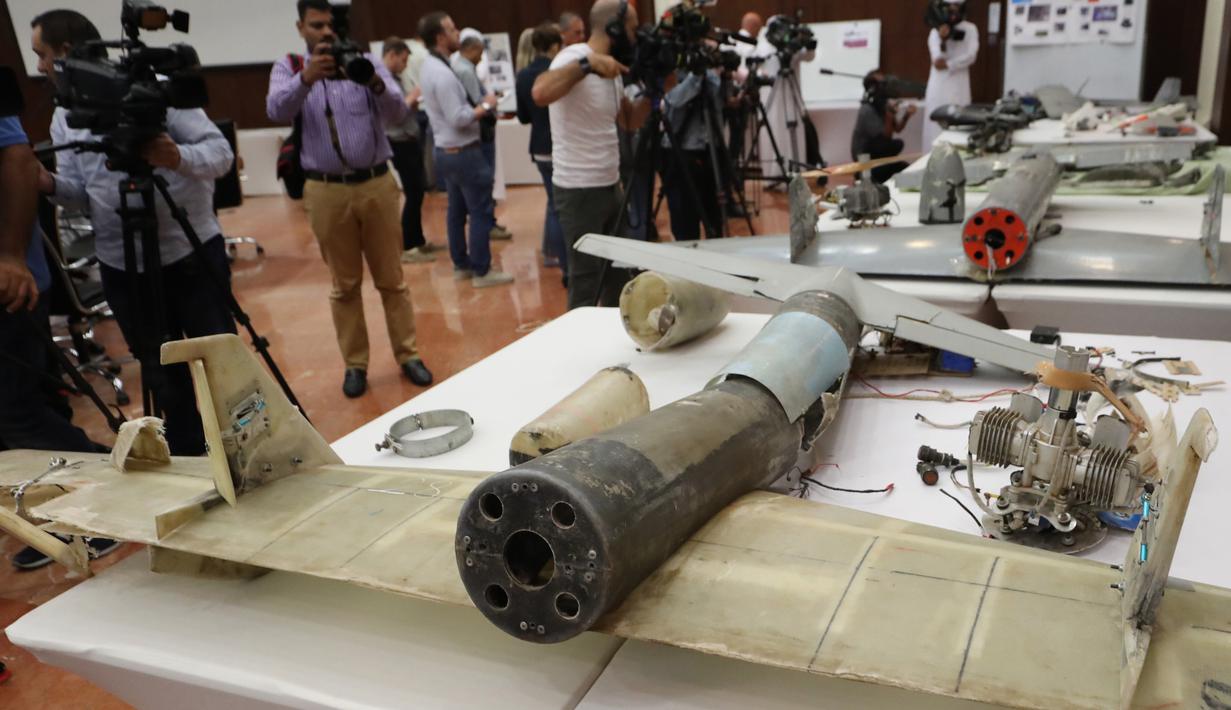 Sejumlah puing pesawat tanpa awak (drone) Ababil buatan Iran milik pemberontak Houthi saat gelar rilis di Abu Dhabi, (19/6). Drone itu membawa perangkat peledak ketika terbang di atas wilayah al-Nukhaila di distrik al-Duraihimi. (AFP PHOTO / Karim Sahib)