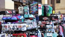 Sebuah stan merchandise memajang suvenir Piala Dunia di pusat kota Kansas City saat Kansas City bersiap menjadi tuan rumah Piala Dunia 2026 pada 13 April 2026 di Kansas City, Kansas. (Jamie Squire/Getty Images via AFP)
