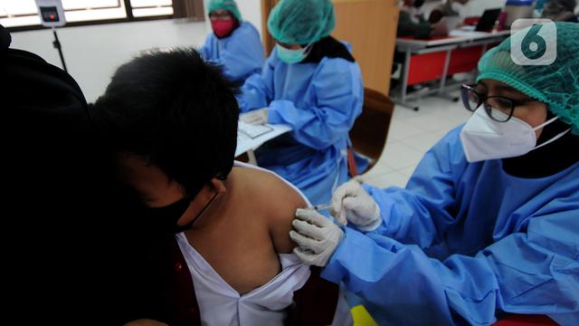 FOTO: Vaksinasi Anak Sekolah Dasar di Tangerang Selatan