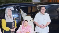 Istri Presiden ke-4 Abdurrahman Wahid alias Gus Dur, Sinta Nuriyah menyambangi kediaman Ketua Umum Partai Gerindra Prabowo Subianto di Jalan Kertanegara, Jakarta Selatan, pada Rabu (6/9/2023). (Liputan6.com/Ady Anugrahadi)