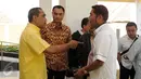 Politisi PPP, Abraham Lunggana (kanan) berbincang jelang rapat koordinasi bersama Komisioner KPU DKI Jakarta di Jakarta, Rabu (24/8). Rapat membahas tata cara pendaftaran calon Gubernur dan Wakilnya dari partai politik. (Liputan6.com/Helmi Fithriansyah)