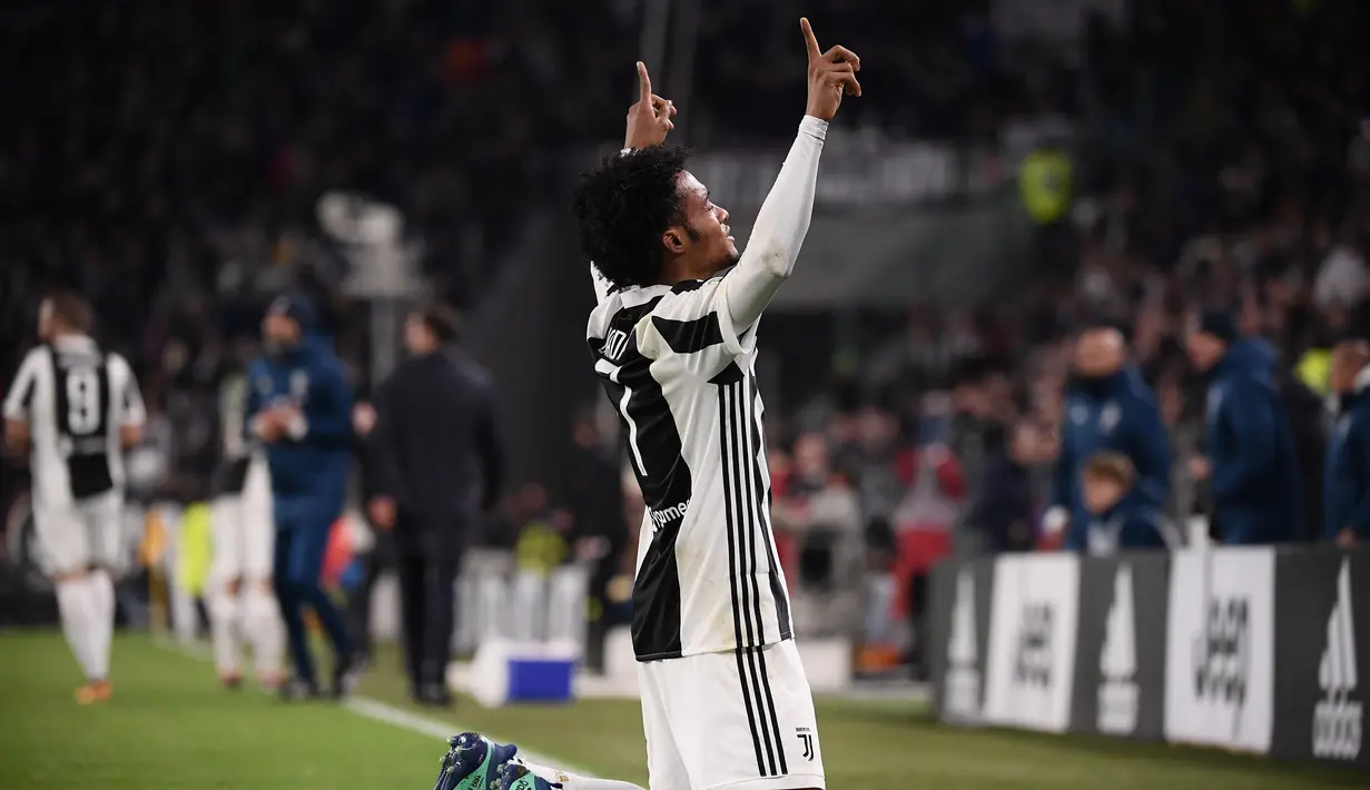 Juan Cuadrado melakukan selebrasi usai mencetak gol ke gawang AC Milan saat pertandingan Serie A Italia di Stadion Allianz di Turin (31/3). Kemenangan ini membuat Juventus memiliki 78 poin dan masih tetap berada di atas Napoli.(AFP Photo/Marco Bertorello)