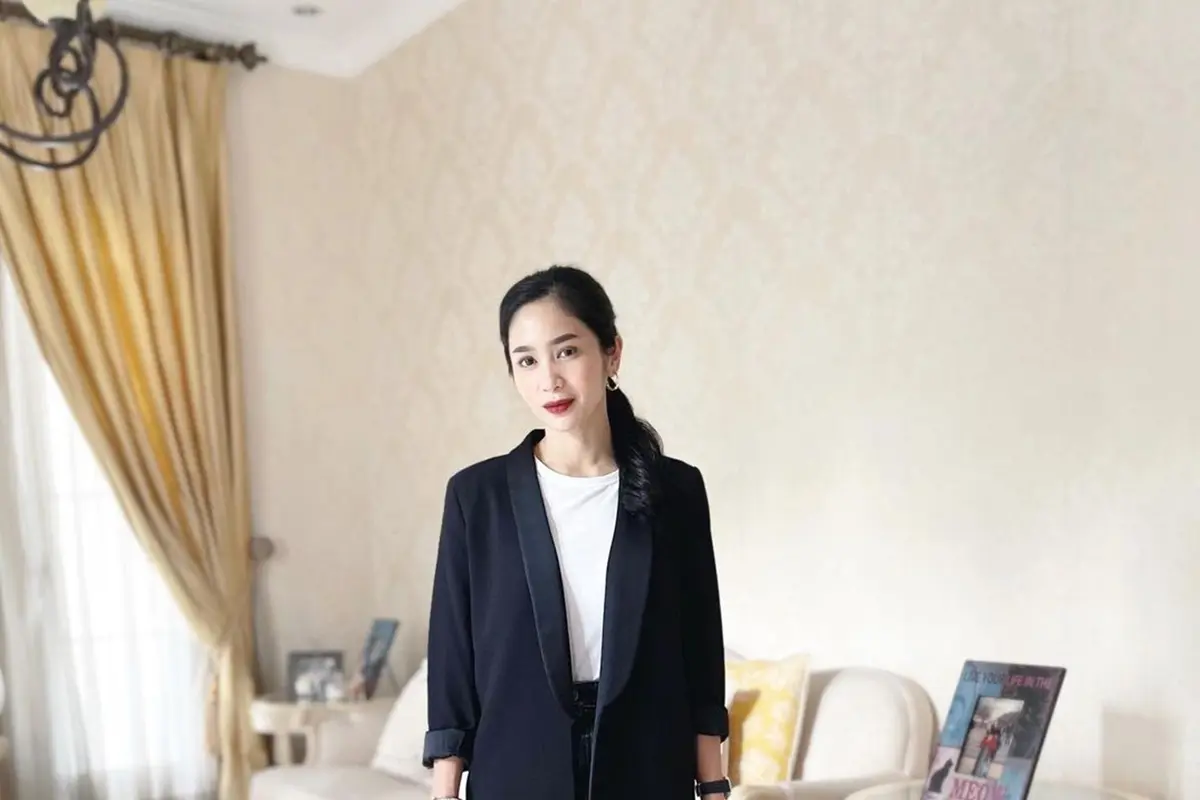 Debut Eksekutif Produser, Ini Gaya Mix and Match Bunga Zainal dengan Blazer