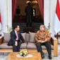 Presiden Joko Widodo saat berbincang dengan Presiden RI ke-6 Susilo Bambang Yudhoyono di Istana Merdeka, Jakarta,  Jumat (27/10). Keduanya melakukan pertemuan di teras belakang Istana Merdeka.(Laily Rachev / Biro Pers Setpres)