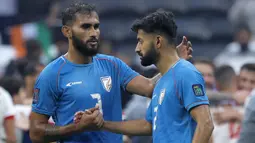 Sempat memakai jersey prouksi jenama luar negeri selama hampir 20 tahun, Timnas India akhirnya lebih memilih memakai produk lokal sejak tahun 2019. Dimulai dengan merk SIX5SIX hingga 2023, kemudian berlanjut dengan Performax yang mereka kenakan hingga kini. (AFP/Karim Jaafar)