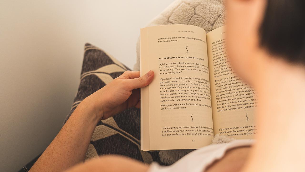 Ilustrasi membaca buku, puisi