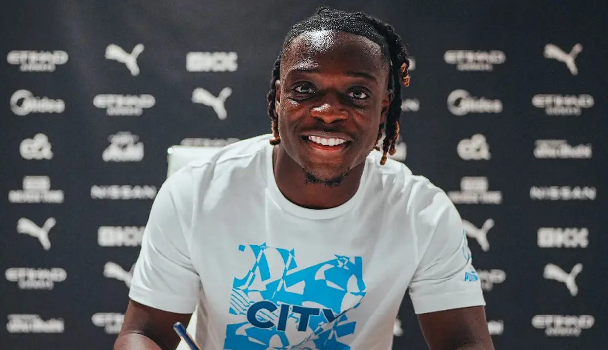 Kontrak jangka panjang ditandatangani oleh pemain asal Belgia tersebut. (FOTO: mancity.com)