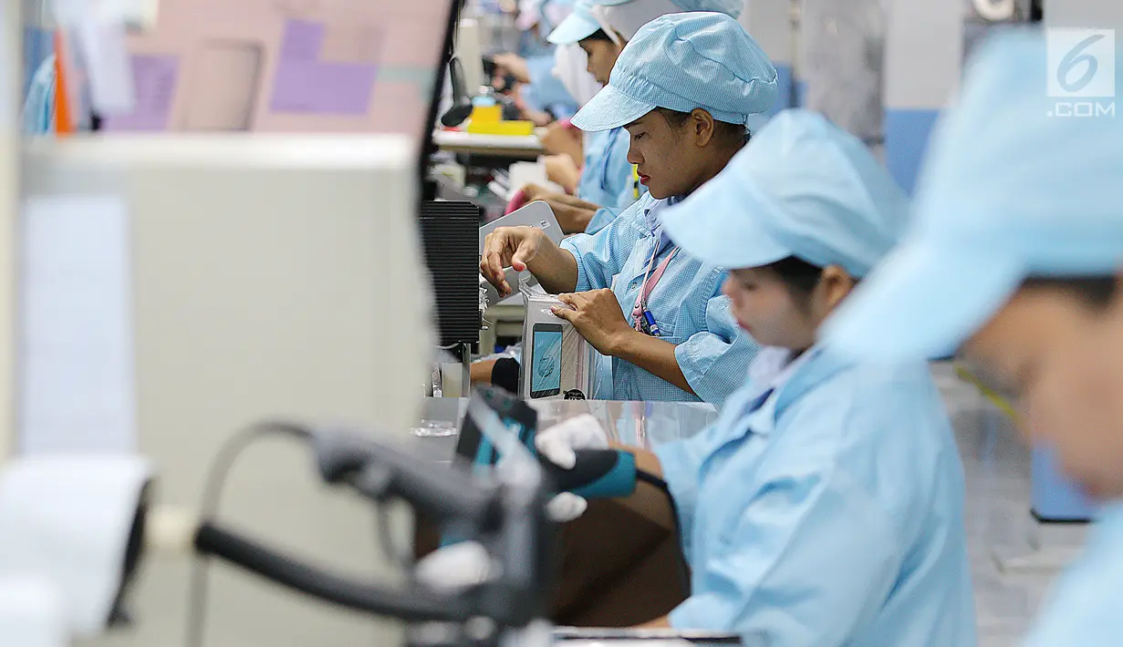 Teknisi sedang membungkus smartphone Xiaomi di pabrik PT. Sat Nusapersada, Batam, Senin (4/11). Sebelum memasuki pasar, Xiaomi melakukan uji kualitas yang sangat ketat. (Liputan6.com/Fery Pradolo)