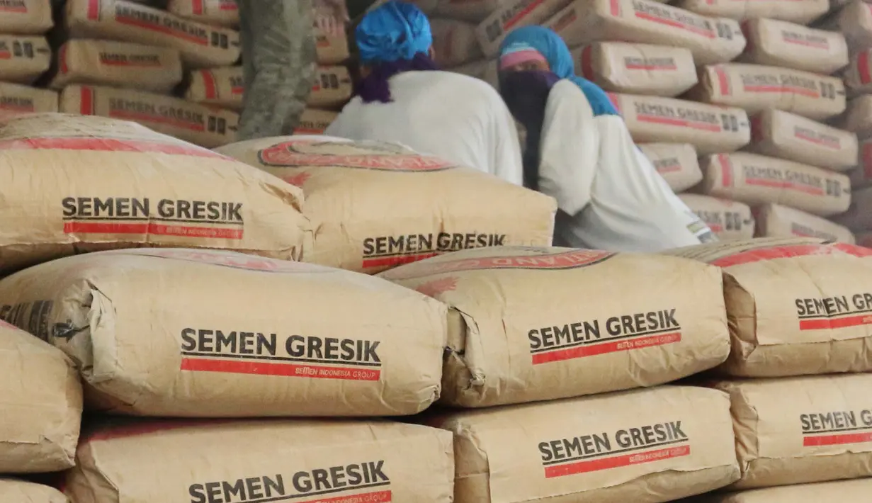 Pekerja tengah memindahkan semen yang akan dijual di Jakarta Barat, Kamis (19/4). Penopangnya adalah konsumsi semen bulan Maret yang mencapai 5,21 juta ton atau naik 3,4% yoy. (Liputan6.com/Angga Yuniar)