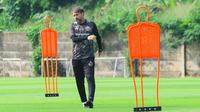 Mauricio Souza memimpin sesi latihan Persija Jakarta di Persija Training Ground, Sawangan, Depok, Jawa Barat, Kamis (5/7/2026). (Bola.com/Muhammad Iqbal Ichsan)