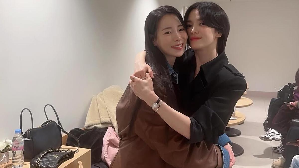 Potret Lim Ji Yeon Beri Dukungan Song Hye Kyo di VIP Premiere Film Dark Nuns