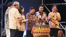 Wapres Jusuf Kalla, memukul dol  (alat musik perkusi khas Bengkulu) pada saat pembukaan TAFISA Games 2016 ke-6 di Mall Ancol Beach City, Jakarta, Sabtu (8/10). (Liputan6.com/Herman Zakharia)