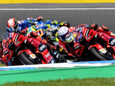 Pebalap Ducati Lenovo, Francesco Bagnaia (kiri)&nbsp;memacu motornya saat MotoGP Australia 2022 yang berlangsung di Sirkuit Phillip Island pada Minggu (16/10/2022) pagi WIB. (AFP/Paul Crock)