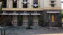 Puing-puing terlihat di halaman Gereja Santa Maria pascaledakan bom, Surabaya, Jawa Timur, Minggu (13/5). Dua orang tewas dan 13 orang menderita luka akibat ledakan di Gereja Santa Maria. (AP/Trisnadi)