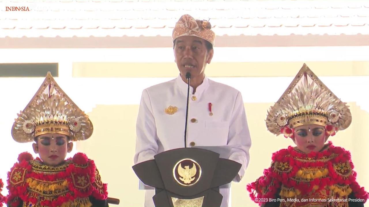 Presiden Joko Widodo atau Jokowi meresmikan fasilitas kawasan suci Pura Agung Besakih di Karang Asem, Bali, Senin (13/3/2023).