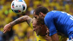 Pemain Italia, Giorgio Chiellini, duel dengan pemain Swedia, John Guidetti, pada laga Grup E Piala Eropa 2016 di Stadium de Toulouse, Jumat (17/6/2016). (AFP/Pascal Guyot)