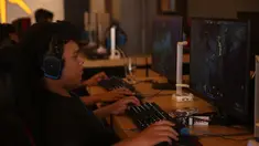 Permainan video game online memiliki dua sisi bertentangan. DI satu sisi dapat mengedukasi dan mengasah kreatifitas, di sisi lainnya ternyata dapat menimbulkan kecanduan yang merusak otak para pecandunya.