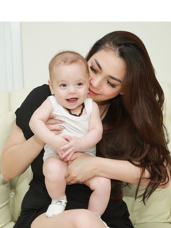 Anak artis bule (Sumber: Instagram/celine_evangelista)