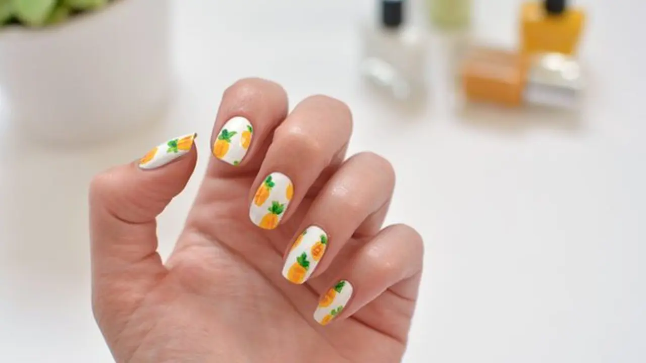 Buat Nail Art Bermotifkan Nanas Sendiri Yuk, Mudah Banget