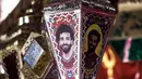 Pedagang menjual lentera Ramadan bergambar pemain Liverpool, Mohamed Salah di Kairo, 30 April 2018. Pemain tim nasional Mesir ini telah merebut hati rakyat Mesir sejak Oktober 2017, ketika Mesir dinyatakan lolos ke Piala Dunia 2018. (AFP/KHALED DESOUKI)