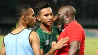 Dua pemain Persebaya Surabaya asal Papua, Osvaldo Haay dan Ruben Sanadi bersama pelatih Persipura, Jacksen Tiago di Stadion Gelora Bung Tomo, Jumat (2/8/2019). (Bola.com/Aditya Wany)