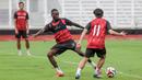 Pemain Persija Jakarta, Allano Lima (kiri) melakukan latihan resmi menjelang laga BRI Super League 2025/2026 melawan Persijap Jepara di Stadion Madya, Senayan, Jakarta, Jumat (02/01/2026). (Bola.com/Abdul Aziz)