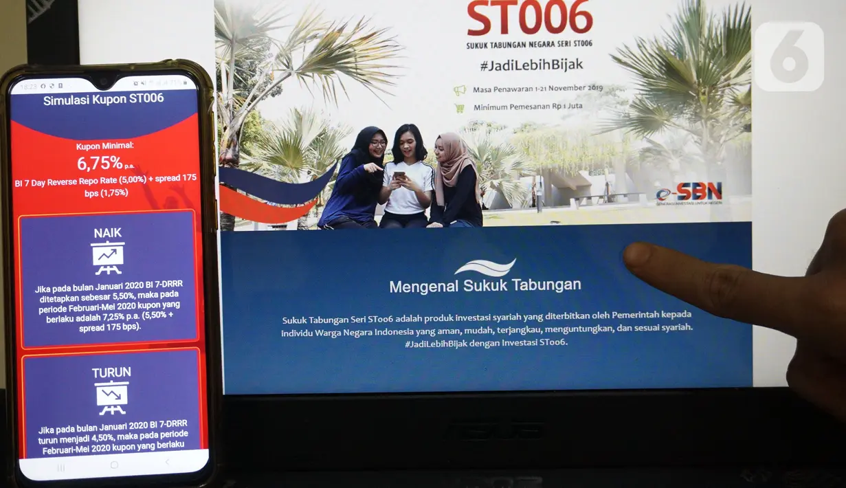 Pekerja menunjukkan informasi Sukuk Tabungan (ST) Seri ST006 melalui website Kemenkeu di Jakarta, Kamis (7/11/2019). Sukuk Tabungan (ST) seri ST006 memiliki bunga 6,75 persen, minimal pemesanan Rp1 juta dan maksimal Rp3 miliar melalui mitra distribusi hingga 21 November. (Liputan6.com/Angga Yuniar)